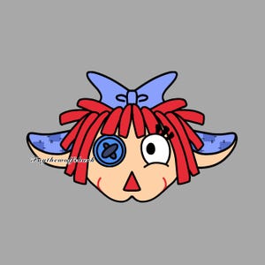 Op de afbeelding: Een cartoon illustratie van een poppengezicht met rood garen haar, een blauwe strik en een knoop oog. De pop heeft een driehoekige rode neus en een gestikte mond. De achtergrond is effen grijs.