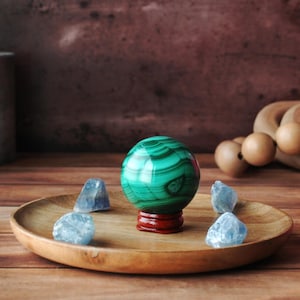Sfera di cristallo di malachite verde: pietra curativa intagliata a mano
