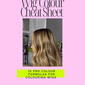 Op de afbeelding: Een roze afbeelding met de tekst "Wig Colour Cheat Sheet" en een foto van een persoon met golvend blond haar. Daaronder een groene rechthoek met de tekst "10 PRO COLOR FORMULAS FOR COLOURING WIGS".