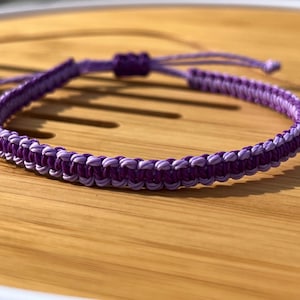 Ljus- och mörklila makraméarmband • Resevänligt • Vattentåligt • Vändbart • Handgjorda smycken