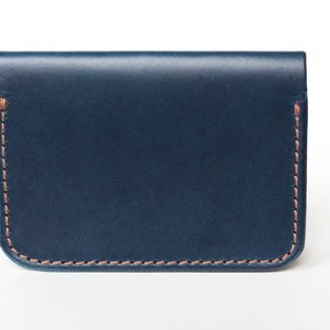 Cartera plegable de cuero italiano hecha a mano en cuero azul marino / pequeña, elegante y clásica