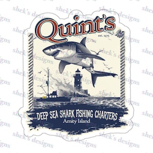 Puede incluir: Una pegatina de estilo vintage con un tiburón blanco saltando fuera del agua. La pegatina dice "Quint's" con el texto "est. 1975" debajo. La pegatina también dice "Deep Sea Shark Fishing Charters" y "Amity Island".