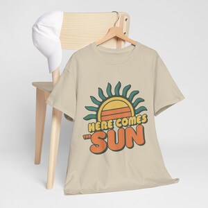 Sweatshirt 'Here Comes The Sun' - Motif Guitare, Soleil Rétro - Coupe Classique, 241 G - Message Positif - Cadeau Inspirant Homme/femme