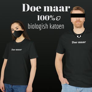 Peut inclure: Deux personnes portant des t-shirts noirs avec le texte "Doe maar" en blanc. Le texte "Doe maar" est également imprimé sur les t-shirts. L'image comprend également le texte "Doe maar 100% biologisch katoen".