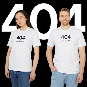 Peut inclure: Deux personnes portant des t-shirts blancs avec le texte "404 not found" en noir. Le fond est noir avec un grand graphique "404" blanc. Les deux personnes portent des jeans bleus.