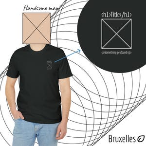 Peut inclure: Un t-shirt noir avec un graphique carré blanc sur le devant. Le graphique a une ligne diagonale qui le traverse. Le texte "<h1>Title</h1><p>Something profound</p>" est visible en arrière-plan.