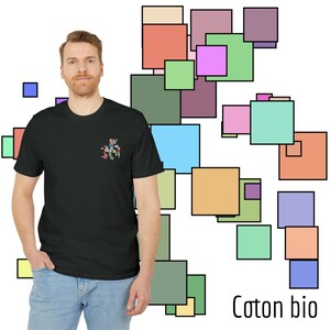Peut inclure: Un t-shirt noir avec un motif pixelisé coloré sur la poitrine gauche. Le t-shirt est en coton biologique et a un col rond. L'arrière-plan de l'image est un fond blanc avec un motif de carrés colorés.