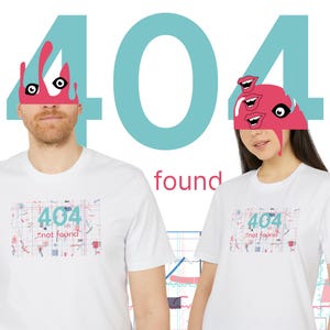 Op de afbeelding: Twee mensen dragen witte t-shirts met een afbeelding met de tekst "404 not found". De afbeelding is een raster met de cijfers 404 in lichtblauw. De achtergrond heeft een lichtblauwe 4 en 0, met het woord "found" in rood.