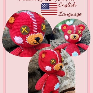 Puede incluir: Un oso de peluche rojo tejido a crochet con costuras blancas, ojos marrones y una nariz rosa. El oso tiene un parche azul en su pierna. La imagen incluye el texto "RED BEAR Pattern by 2BoyCrochet English Language".