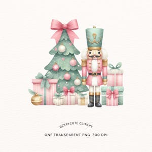 Puede incluir: Ilustración en acuarela con temática navideña. Un árbol de Navidad rosa y verde está decorado con adornos y un gran lazo rosa. Un soldado cascanueces rosa está de pie junto al árbol, con regalos envueltos y un adorno dorado. El texto "BERRYCUTE CLIPART" está en la parte inferior.
