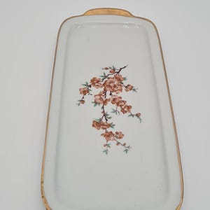 Plato rectangular de porcelana para pasteles con motivos florales.