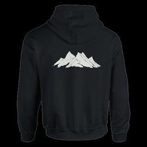 K&ouml;nnte beinhalten: Schwarzer Kapuzenpullover mit einem wei&szlig;en Bergketten-Motiv auf der R&uuml;ckseite.