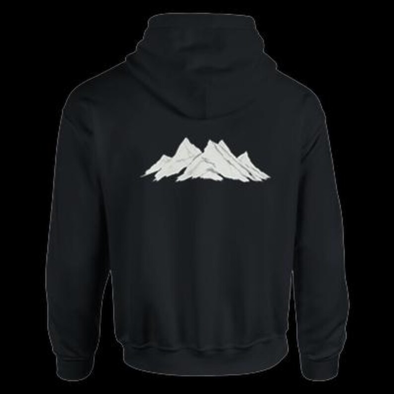 K&ouml;nnte beinhalten: Schwarzer Kapuzenpullover mit einem wei&szlig;en Bergketten-Motiv auf der R&uuml;ckseite.