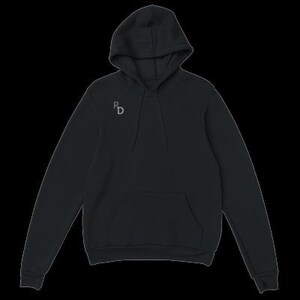 K&ouml;nnte beinhalten: Ein schwarzer Kapuzenpullover mit einem kleinen, grauen gestickten "RD"-Logo auf der Vorderseite.