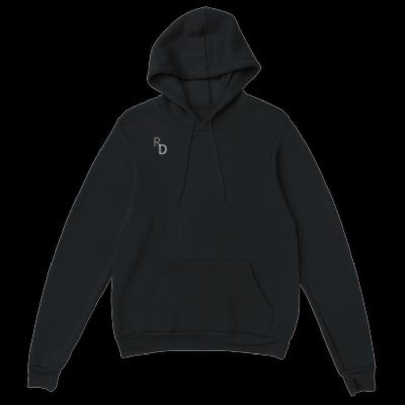K&ouml;nnte beinhalten: Ein schwarzer Kapuzenpullover mit einem kleinen, grauen gestickten "RD"-Logo auf der Vorderseite.