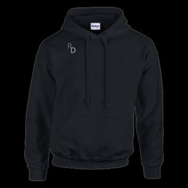 K&ouml;nnte beinhalten: Schwarzer Kapuzenpullover mit einem grauen gestickten "RD"-Logo auf der Vorderseite.