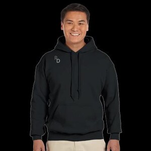 K&ouml;nnte beinhalten: Ein schwarzer Kapuzenpullover mit einem grauen gestickten "RD"-Logo auf der linken Brust.