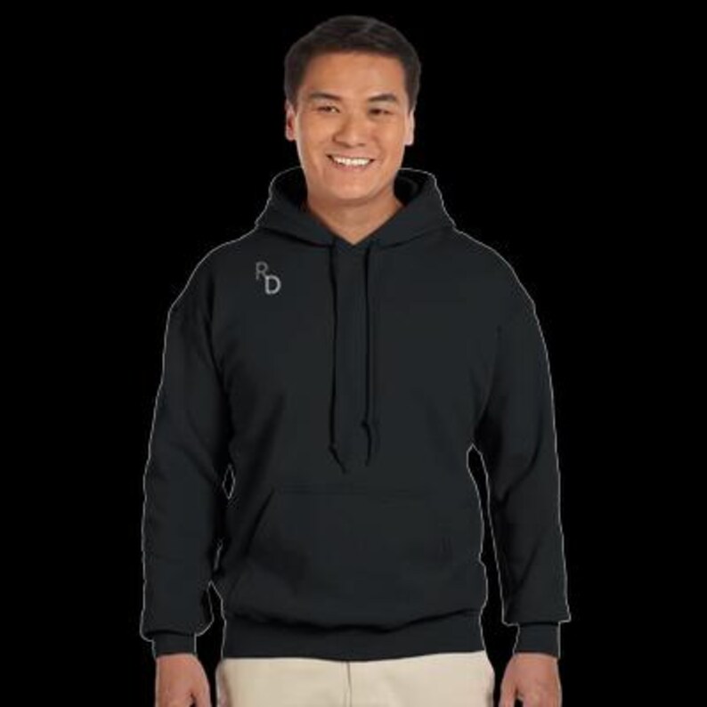 K&ouml;nnte beinhalten: Ein schwarzer Kapuzenpullover mit einem grauen gestickten "RD"-Logo auf der linken Brust.