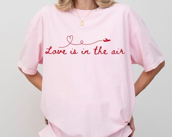 Comfort Colors® Liebe ist in der Luft Geschenk für den Valentinstag Tshirt: Geschenk für Sie, Reise-Liebhaber-Geschenk, Flugschul-Abschluss, Flugbegleiter-T-Shirt