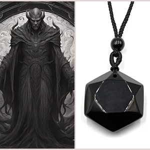 Pode incluir: Um pingente de obsidiana preta com um design geométrico pende de um cordão preto. O pingente tem uma forma escura e facetada. A imagem também apresenta uma ilustração detalhada em preto e branco de uma figura demoníaca.