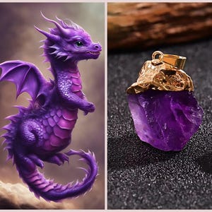 Può includere: Un'illustrazione digitale di un drago viola con ali e un motivo a scaglie dettagliato. Accanto, un ciondolo di ametista grezza con un cappuccio color oro. Il drago è ambientato su uno sfondo nuvoloso.