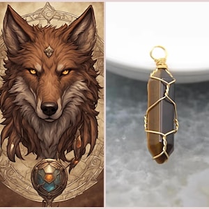 Könnte beinhalten: Eine digitale Illustration eines braunen Wolfes mit stechend gelben Augen, vor detailliertem Hintergrund. Daneben ein Anhänger mit einem braunen Edelstein, der mit goldenem Draht umwickelt ist.