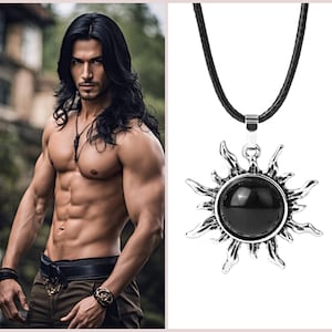 Puede incluir: Collar con colgante de sol plateado y piedra central negra. El colgante está suspendido de un cordón negro. La imagen también muestra a una persona usando un collar similar.