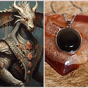 Peut inclure: Illustration détaillée d'une créature ressemblant à un dragon avec une armure complexe et des yeux rouges. À côté, un collier en argent avec un grand pendentif rond en pierre noire.