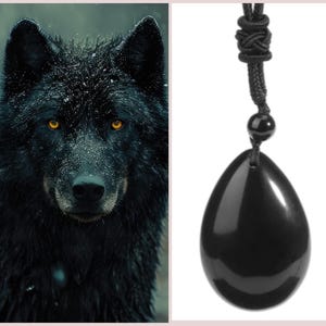 Può includere: L'immagine presenta un lupo nero con occhi gialli penetranti e una collana con pendente a goccia nero. Il pendente liscio e lucido è sospeso a un cordino nero con un design annodato. Il pelo del lupo è scuro e strutturato.