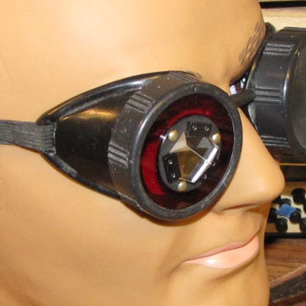 Red 2 inch goggle lens with Glass prism.