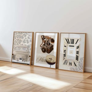 Op de afbeelding: Drie ingelijste kunstprints met een vintage thema. Eén toont een klassieke auto, een andere een oude telefoon met parels en de derde een klok met Romeinse cijfers. De lijsten zijn lichtbruin.