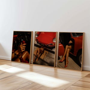 Könnte beinhalten: Set aus drei gerahmten Kunstdrucken mit einem roten Auto und Beinen in verschiedenen Posen. Die Drucke haben eine Vintage-Ästhetik, mit Fokus auf den Details des Autos und Beinen in roten Absätzen. Die Rahmen sind aus Holz.