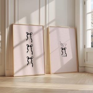Juego de 2 cuadros de pared con lazos negros de moda, póster rosa preppy, decoración para apartamentos universitarios, estampado de moño y martini, decoración de habitación coqueta, arte de pared femenino DIGITAL