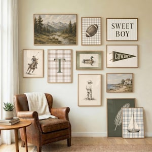 Op de afbeelding: Een galerijmuur met tien ingelijste prints, waaronder een berglandschap, een football op ruitjespatroon, een bord met de tekst SWEET BOY, een cowboywimpel, een polospeler, een letter T, een eend, een kind en een zeilboot op een ruitjespatroon.