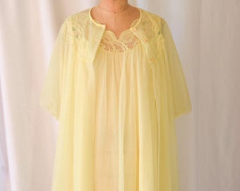 1960s Shadowline Peignoir Set: Vintage Citron Gelb Nylon Chiffon Passender Morgenmantel und Nachthemd
