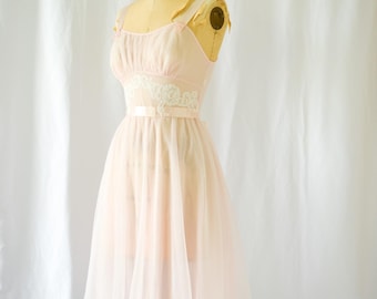 Camisón de los años 60 / Vanity Fair / Camisón vintage de los años 60, fluido, rosa pálido, lencería, de gasa de nailon con encaje blanco y cintas de satén