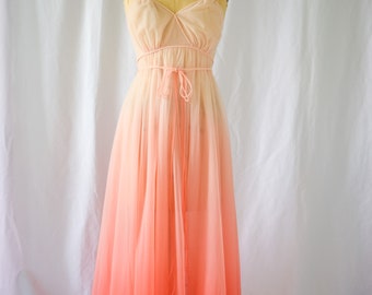 Vintage 50er Jahre Vanity Fair Nachthemd: Sunset Ombre Nylon Chiffon, griechische Zöpfe