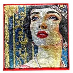 Può includere: Un ritratto in stile vintage di una donna con capelli scuri e una fascia per capelli con gioielli. La donna indossa una collana di perle e orecchini. Lo sfondo è un tessuto a motivi blu e dorati.