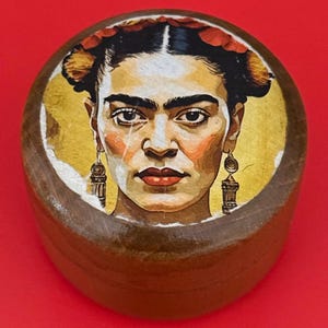 Dekoracyjna biżuteria, ekspozytor na drobiazgi, okrągłe pudełko na pierścionki - styl retro vintage z lat 50., lakierowane - Frida Kahlo