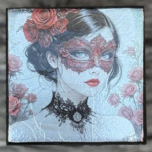 Könnte beinhalten: Quadratische Illustration einer Frau mit roter Spitzenmaske und Rosen im Haar. Das Kunstwerk hat eine Vintage-Ästhetik mit einem schwarzen Spitzen-Halsband und roten Rosen im Hintergrund. Die Frau hat blaue Augen und rote Lippen.
