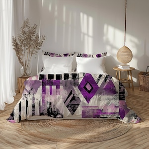 Könnte beinhalten: Ein Bettbezug mit geometrischem Muster in Lila und Schwarz auf weißem Hintergrund. Der Bettbezug liegt auf einem Bett mit weißen Kissenbezügen und einem braunen Teppich.