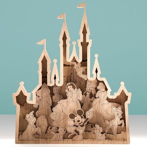 Puede incluir: Una obra de arte de madera en capas que representa un castillo con varios personajes de Disney. La obra presenta personajes como Mickey Mouse, Blancanieves y Bambi, con un color marrón claro y detalles intrincados recortados.
