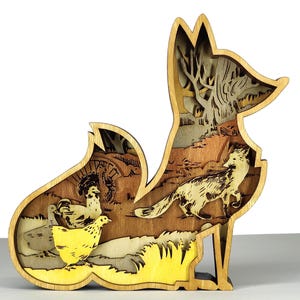 Puede incluir: Una obra de arte de madera en capas con forma de zorro. La obra presenta un zorro, gallinas y una escena de bosque. La pieza está hecha de madera en capas en tonos marrones, amarillos y beige, creando un efecto 3D. El zorro se representa en una pose corriendo.