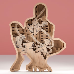 Può includere: Opera d'arte in legno a strati raffigurante Spider-Man in azione contro i cattivi. L'opera è a forma di silhouette di Spider-Man, con illustrazioni dettagliate dell'eroe e dei suoi nemici. Realizzata in legno chiaro, su sfondo rosa.