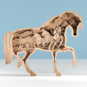 Op de afbeelding: Houten gelaagd kunstwerk in de vorm van een paard, met een gedetailleerde binnenscène van rennende paarden en berglandschap. De natuurlijke houttinten creëren een rustieke esthetiek. De paardensculptuur staat tegen een lichtblauwe achtergrond.