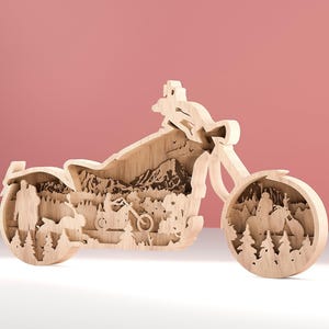 Può includere: Scultura in legno a forma di motocicletta con un design a strati. La scultura presenta un paesaggio dettagliato con montagne, alberi e figure. Le ruote e il corpo della motocicletta sono intagliati in modo intricato, mostrando una finitura in legno naturale.