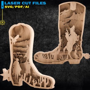 Könnte beinhalten: Zwei lasergeschnittene Dateien in Form von Cowboy-Stiefeln aus Holz. Ein Stiefel zeigt einen Cowboy auf einem Pferd, der andere einen Cowboy und einen Adler. Die Stiefel sind hellbraun mit Details der Wüstenlandschaft. Der Text "LASER CUT FILES SVG/PDF/Ai" steht oben.