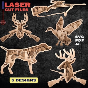 Peut inclure: Fichiers de découpe laser présentant cinq motifs en bois : un fusil, une tête de cerf avec des fusils, un canard en vol, un chien et une tête de cerf avec des fusils. Les motifs sont de couleur marron clair et incluent le texte "LASER CUT FILES" et "5 DESIGNS".