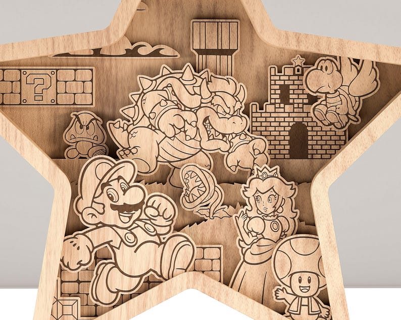 Puede incluir: Arte de pared de madera en forma de estrella con un dise&ntilde;o en capas que presenta personajes de la serie de videojuegos Super Mario. La obra de arte incluye a Mario, la Princesa Peach, Bowser, Goomba y otros elementos ic&oacute;nicos, todo en un acabado de madera natural.