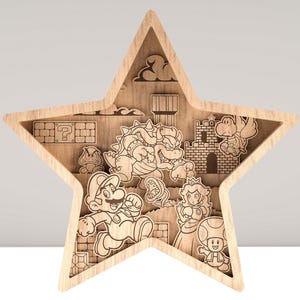 Puede incluir: Adorno de pared de madera con forma de estrella que presenta un dise&ntilde;o en capas de personajes de la serie de videojuegos Super Mario. La obra de arte incluye a Mario, la Princesa Peach, Bowser y otros elementos ic&oacute;nicos, todo en un acabado de madera natural.